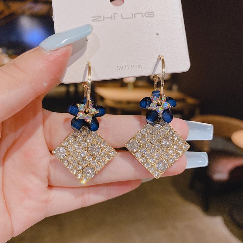 Fashion light luxury simple earrings women's silver light luxury high-end small earrings niche design trendy cool earrings