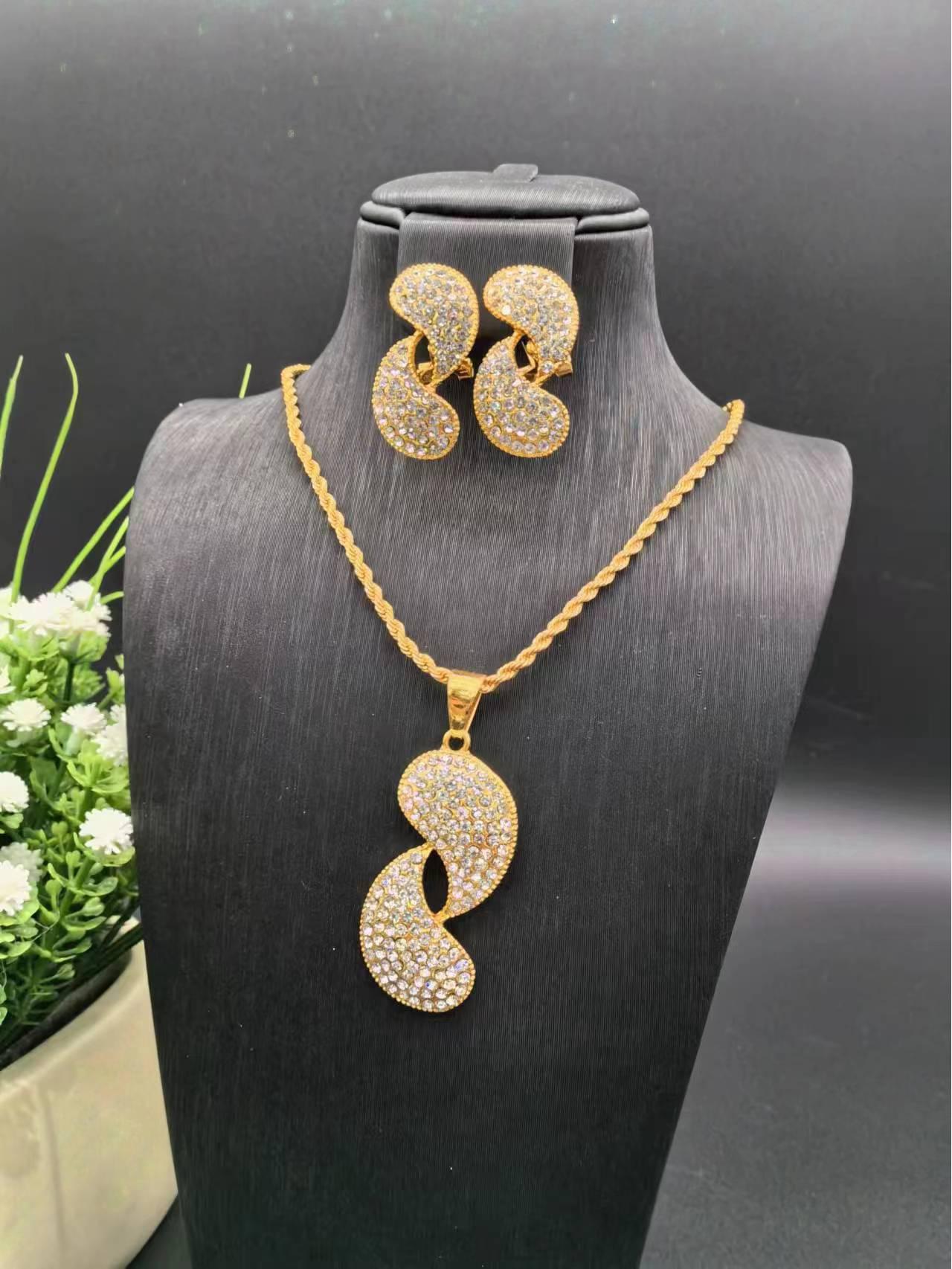 

Комплект колье и серег с бриллиантами с покрытием из 24-каратного золота для европейских и арабских свадеб 24k Gold Plated