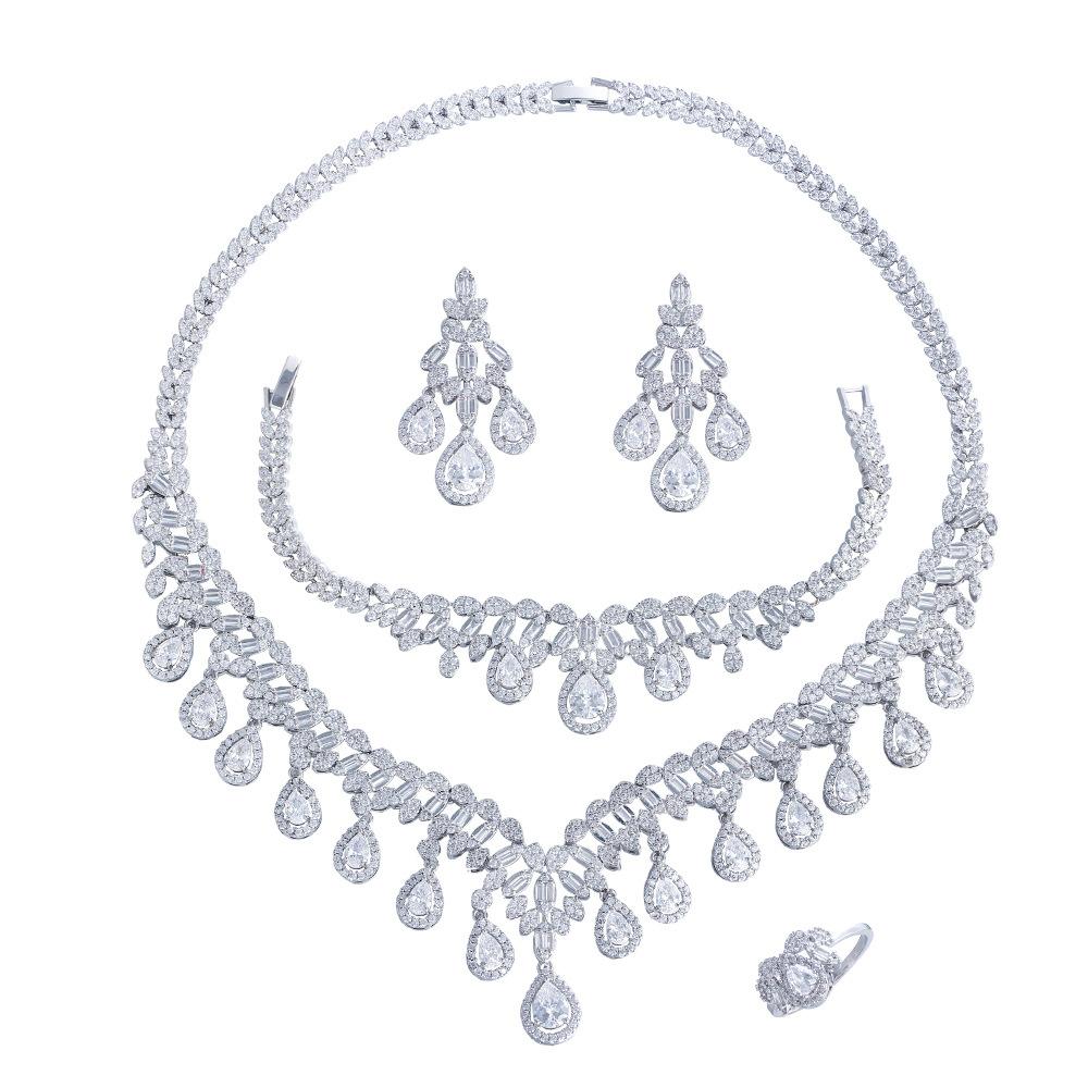 Ensemble quatre pièces de luxe Zircon Mariage Collier Boucles d'oreilles Bracelet Bague Robe de mariée Robe Accessoires de dîner Femmes