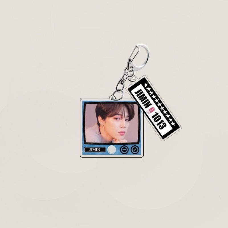 Portachiavi Acrilico BTS Stile TV Retrò, Portachiavi con Foto Bangtan Boys con Etichetta Nome e Compleanno, Charms per Borsa per Fan Kpop ARMY