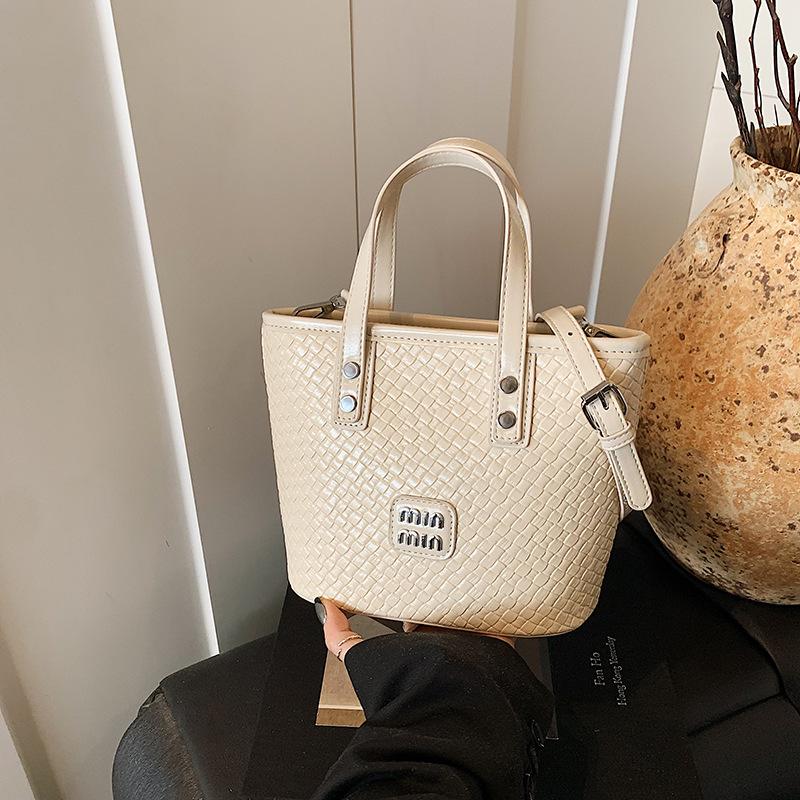 Today's popular hand-carried bucket bag women's new summer high-end sense versatile commuter shoulder messenger bag