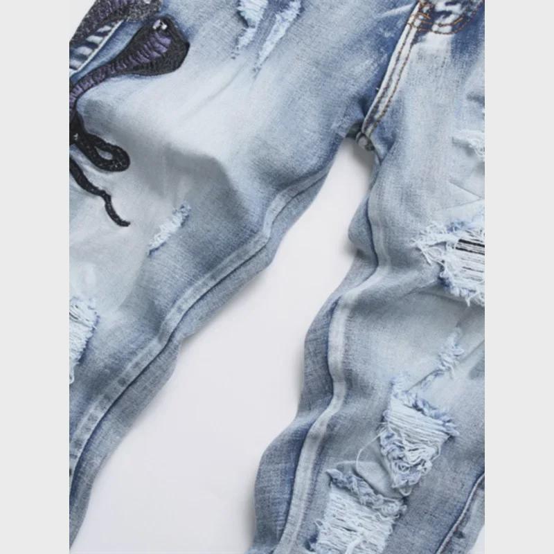 Pánské retro strečové světle džínové kalhoty s roztrhanou záplatou a vyšívaným vzorem kobry pro podzim a zimu