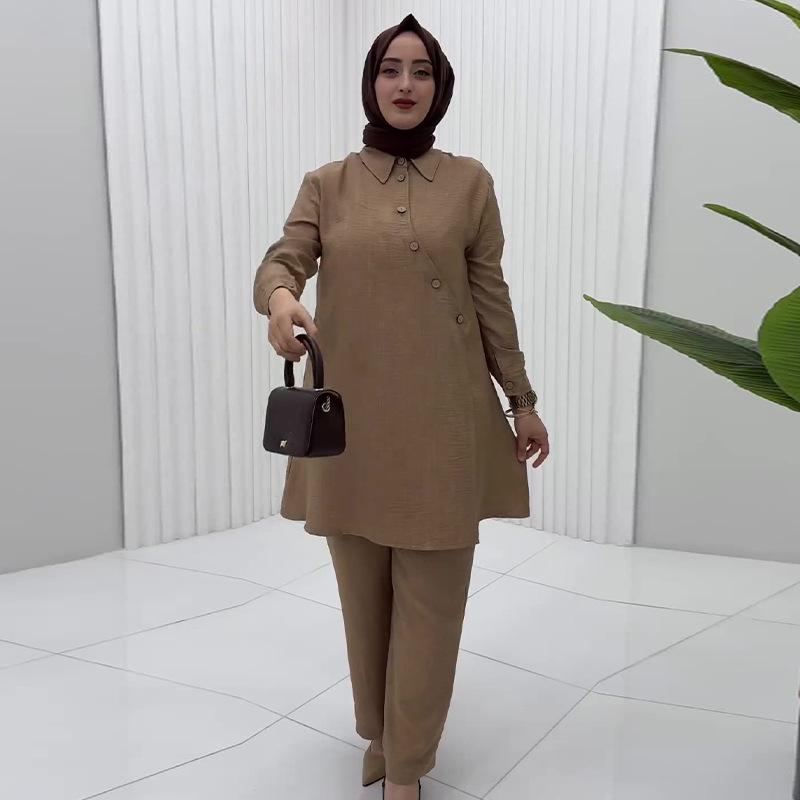 

Женский однотонный повседневный костюм-двойка с топом на диагональной пуговице и длинными брюками (Коллекция 2024 года) S