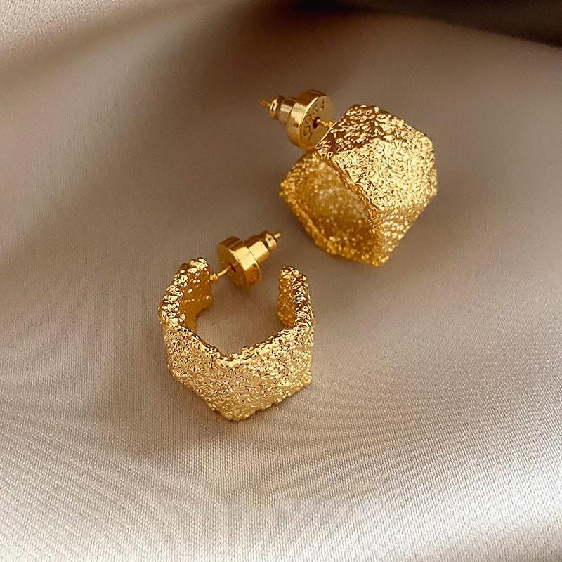 Silver Needle Irregular Stud Earrings: Retro European-American Style for Daily Versatile Wear with a High-End Luxurious Appeal.