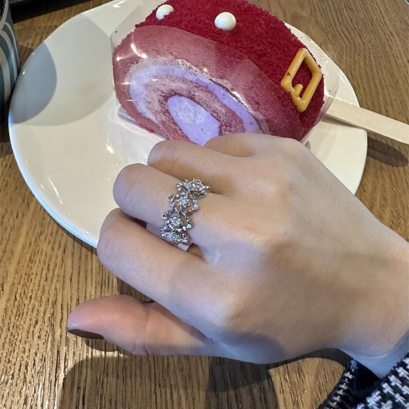 Geometric Copper Ring For Women Featuring Sparkling Diamonds And Unique Style For Summer 2024