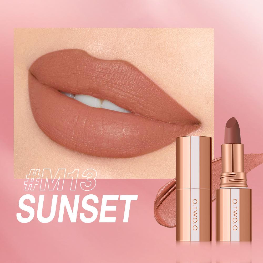 O.TWO.O Rossetto Opaco Colore Bloccante Bacio Nebbioso – Rossetto Opaco Vellutato a Nebbia Leggera Lunga Tenuta