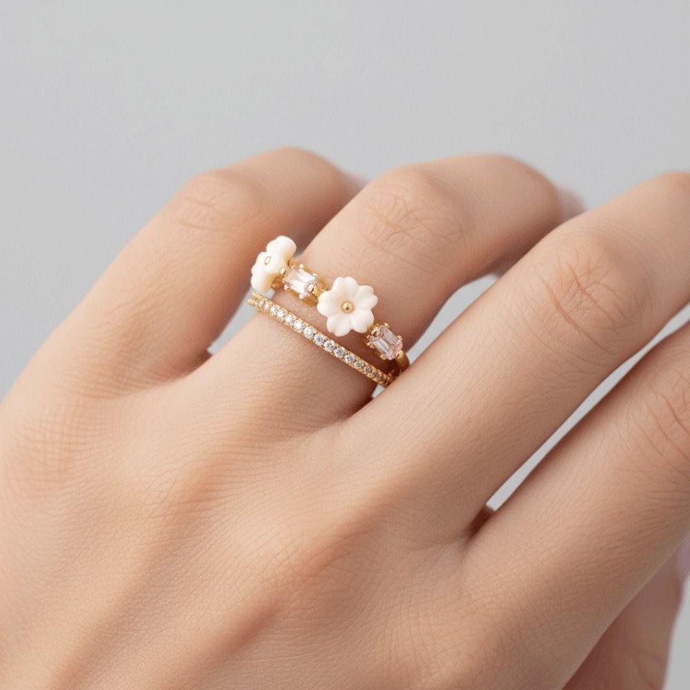 Einzigartiger Goldfarbener Blumenring Exquisites Design Funkelnder Eingelegter Offener Ring Süßer Kristall Zirkonia Ring Urlaubsaccessoires
