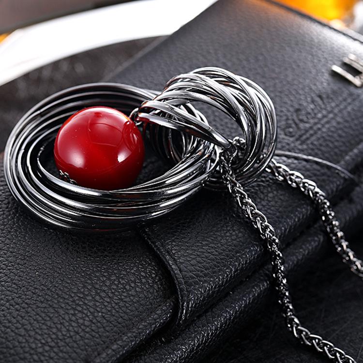 Europeisk och amerikansk retro cirkelhalsband lång dam röd pärla tröjkedja klädtillbehör