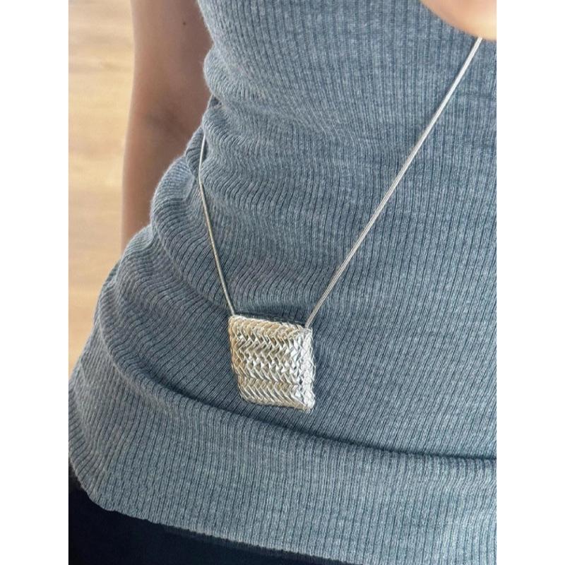 Habl Blogger-Style Water Purifier Pendant Necklace: Versatile Women's Accessory, Ideal for Layering with Sweaters.