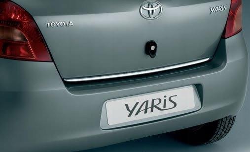 CHROME STRIP ON THE HOOD - TOYOTA YARIS II 05