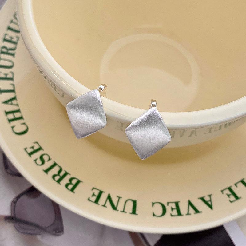 

Anenjery Геометрические квадратные серьги-кольца с матовой отделкой для женщин, темпераментные, изысканные, универсальные, модные серьги, ювелирные подарки белый