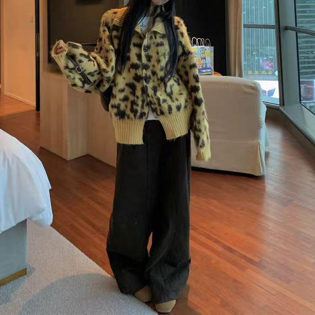 Women's Retro Leopard Knit Cardigan: Thick Leopard Coat for 2025 Autumn/Winter