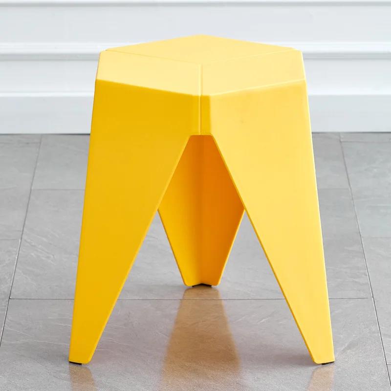 Nordische Kunststoffhocker können gestapelt und mit verdickten Gummihockern aufgestellt werden. Einfache und moderne Esszimmerhocker für den Haushalt