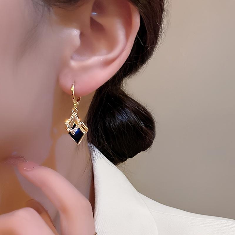 A Pair of Simple and Elegant French Style Rhombus Imitation Crystal Inlaid Women's Vacation Party Fashion Earrings