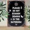 Gruseliges Gothic Metal Badezimmer Schild Bitte keine Dämonen beschwören mit Totenkopf Spinnennetzen Fledermäusen Design Rustikales Eisen Wand Schild