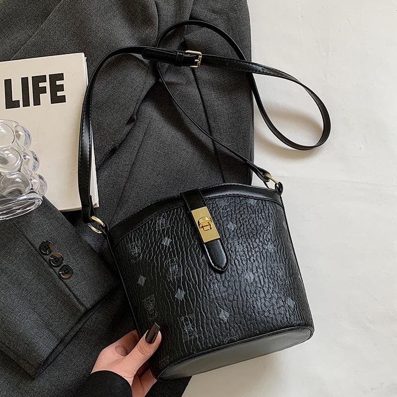 2025 new niche design fashionable temperament classic printed bucket bag commuter versatile women's casual messenger bag