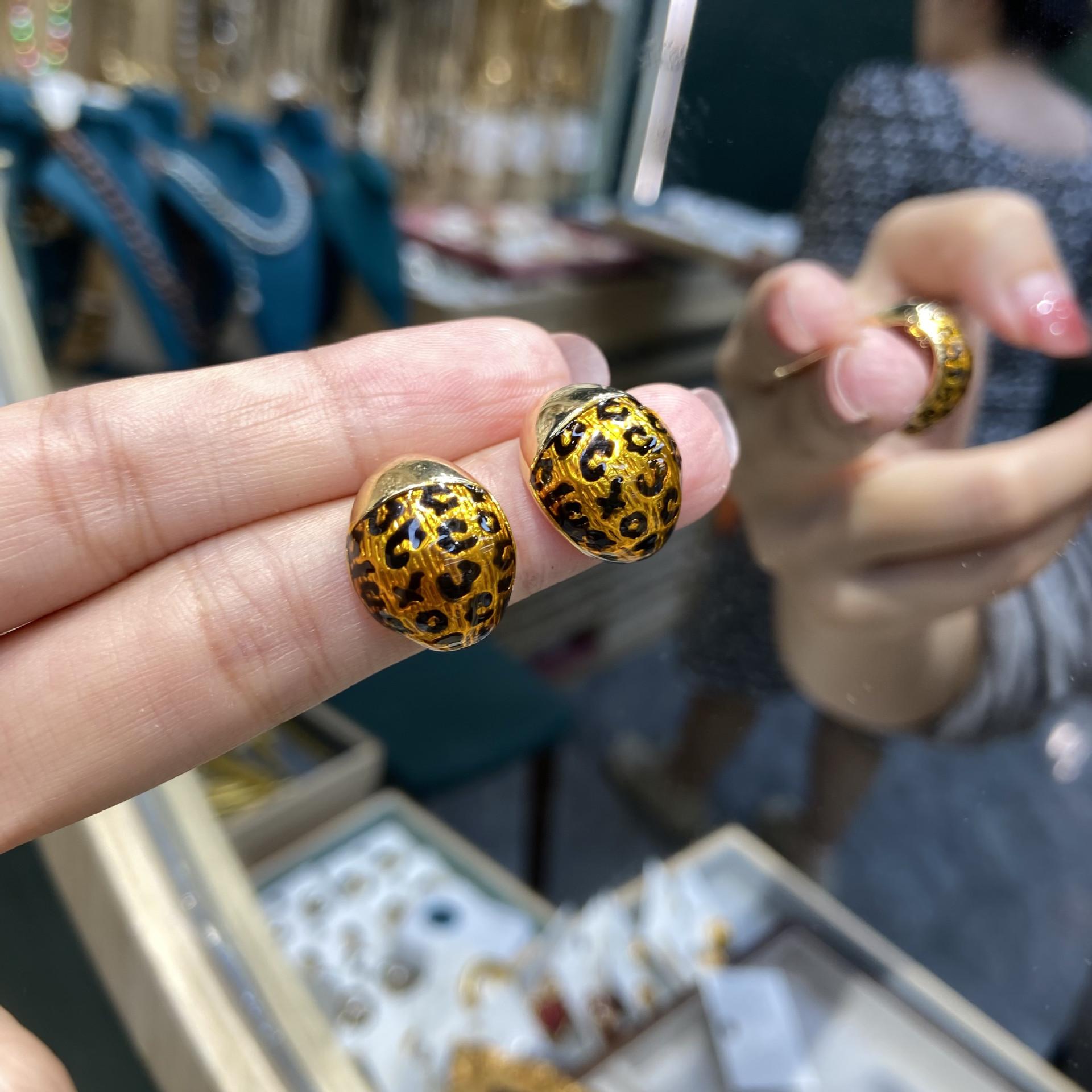 

Серьги-гвоздики из 18-каратного медного золота с леопардовым принтом в форме персикового сердца, серебряные 925 пробы, геометрические круглые украшения для ушей с леопардовым принтом на осень и зиму