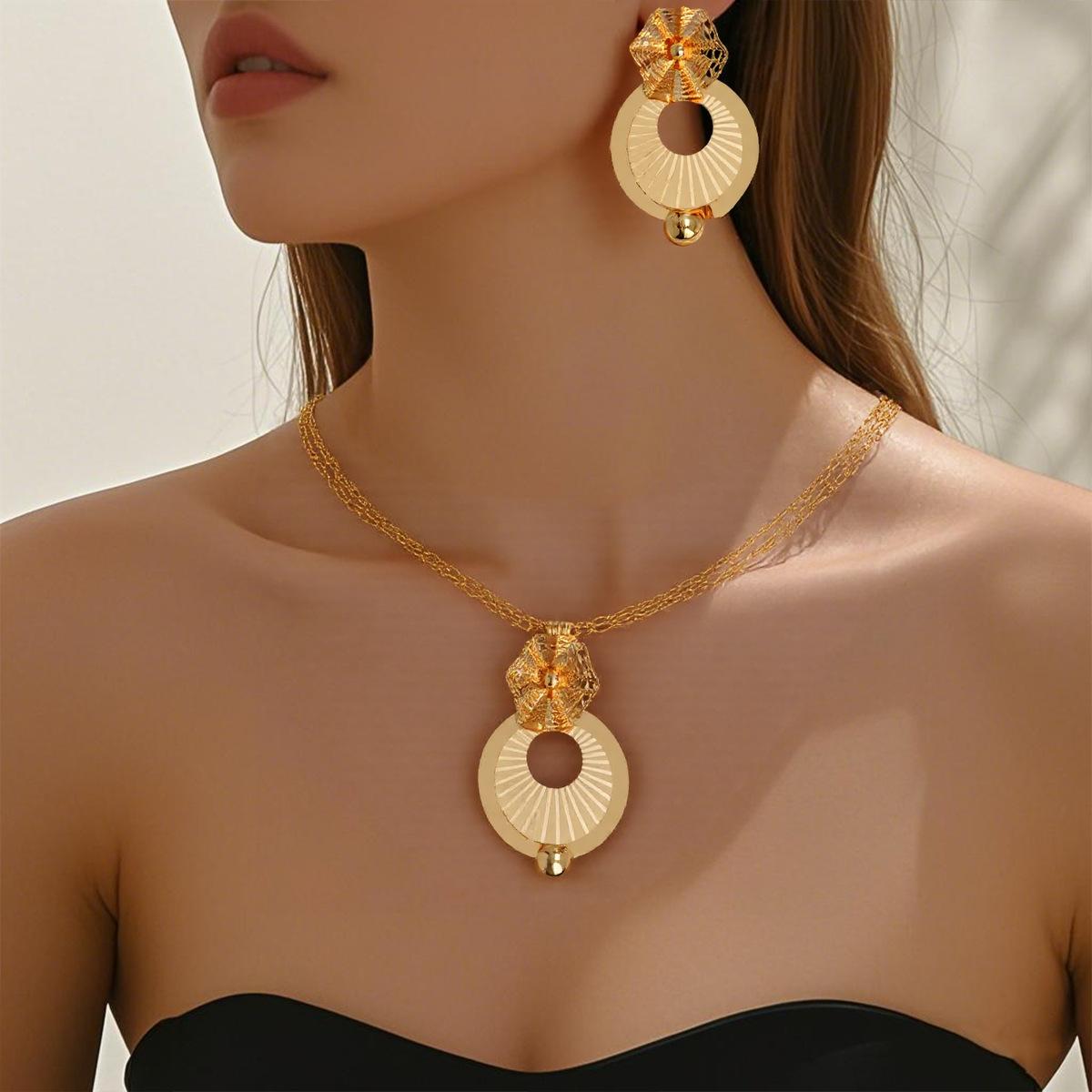 

Модные украшения для женщин золотой