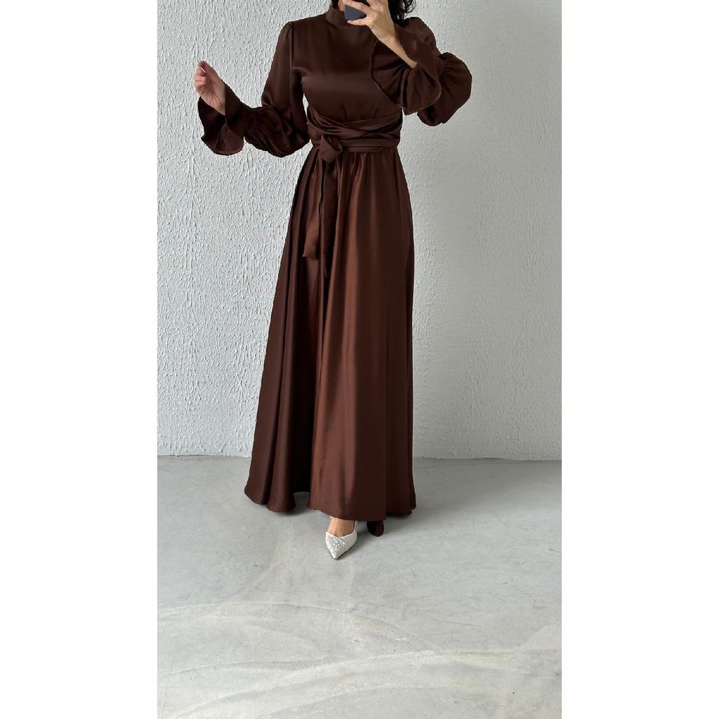 Saténový hidžáb večerní šaty s jemným rukávem v červené barvě