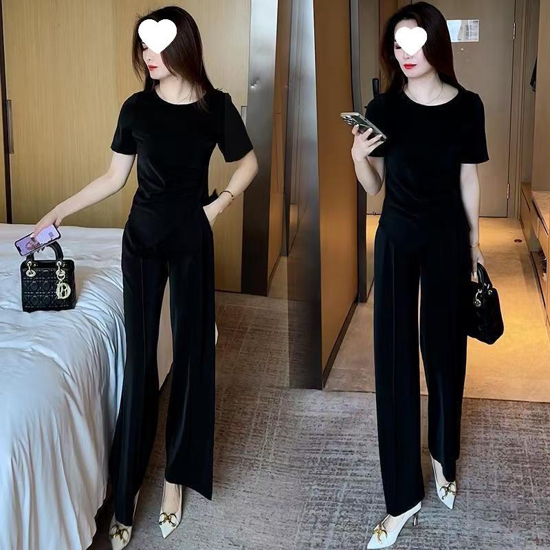 Modisches Sommer-Damen-Outfit - Elegant und Stilvoll, Verjüngt, Lässt Sie Schlanker Aussehen. Kurzarm-Oberteil und gerade geschnittene Hose Set.