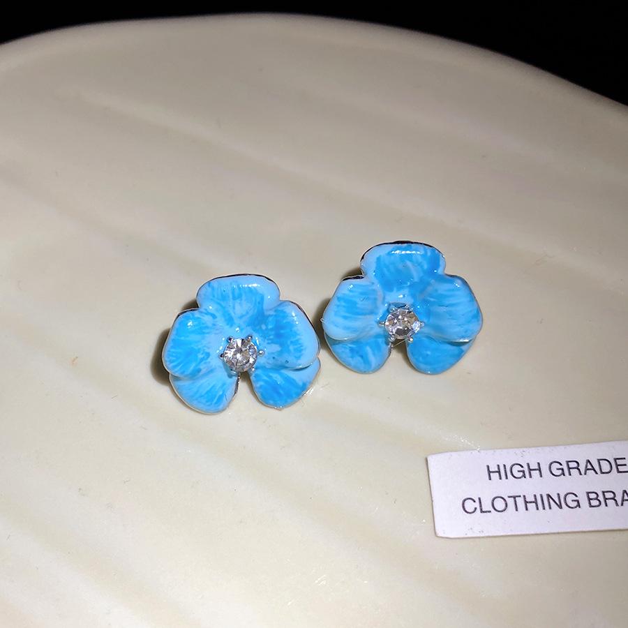 

Silver needle with diamonds, dripping oil, flower stud earrings, holiday wind, sweet atmosphere, temperament earrings, niche high-end earrings, women