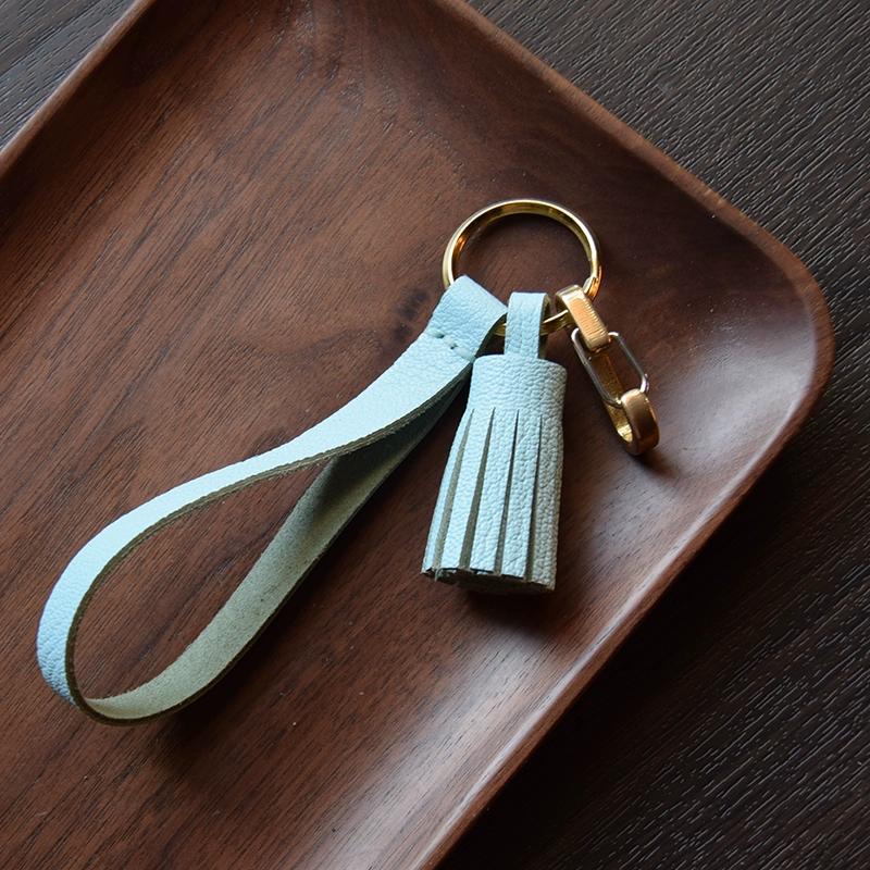 Originální francouzský kozí semišový ručně vyrobený střapec, přívěsek na klíče od auta, ozdoba dámské kabelky, zakázková dárková klíčenka.