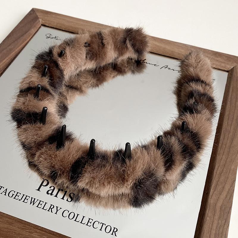 Korean Retro Leopard Print Plush Headband with Teeth – Non-Slip Hair Accessory for Women, Autumn/Winter Fashion.