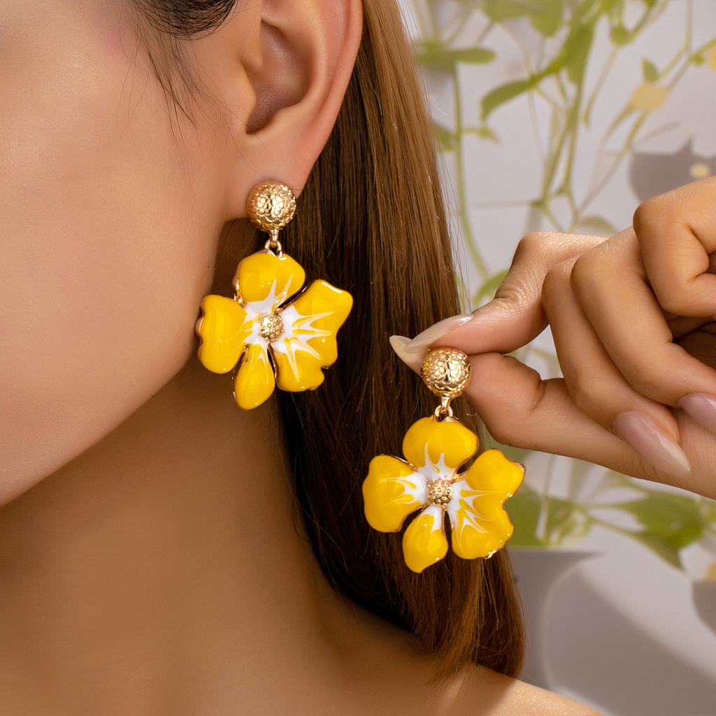 Hot Selling French Resort Style Yellow and White Enamel Flower Earrings Gold Texture Ball Light Luxury Earrings Suitable for Women
