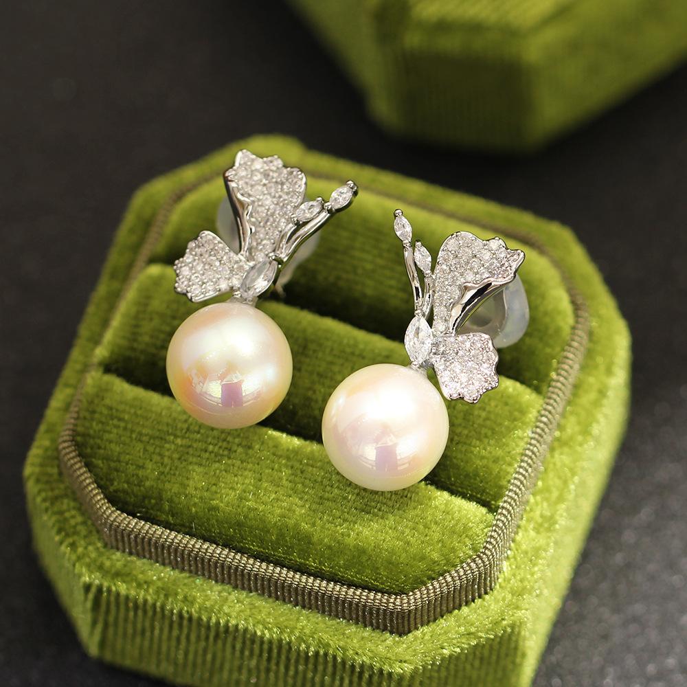 New temperament: stone-inlaid butterfly earrings, gold-plated, versatile pearl-free ear clips, women s earrings, high-end accessories