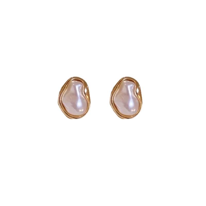 European & American Baroque Pearl Irregular Stud Earrings: Retro Style for Women - Autumn/Winter Fashion Accessories