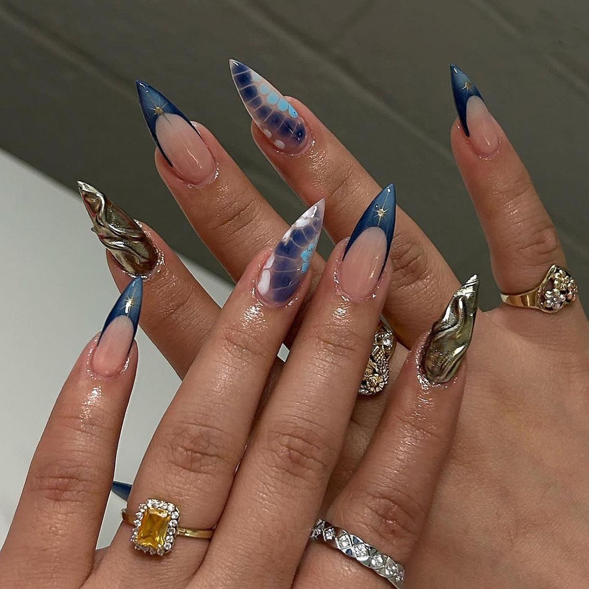 

Золоті 3D-нігті з тисненням під крокодила, градієнтні, накладні - Короткі мигдалеподібні, французький манікюр Glue Type