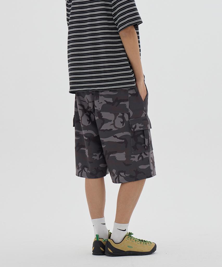 URBANAGE Bermuda Camo Wide Cargo Sweat Shorts_Charcoal