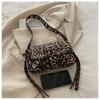Modische Schultertasche aus Kunstleder für Damen Punk-Stil Nieten Hobo Handtasche mit Kettenriemen
