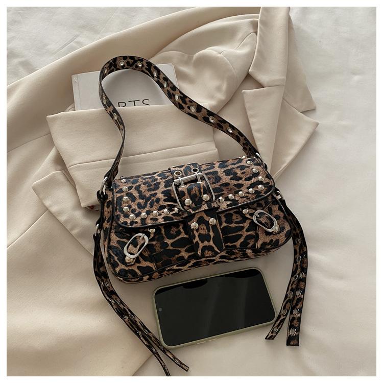 Modische Schultertasche aus Kunstleder für Damen Punk-Stil Nieten Hobo Handtasche mit Kettenriemen