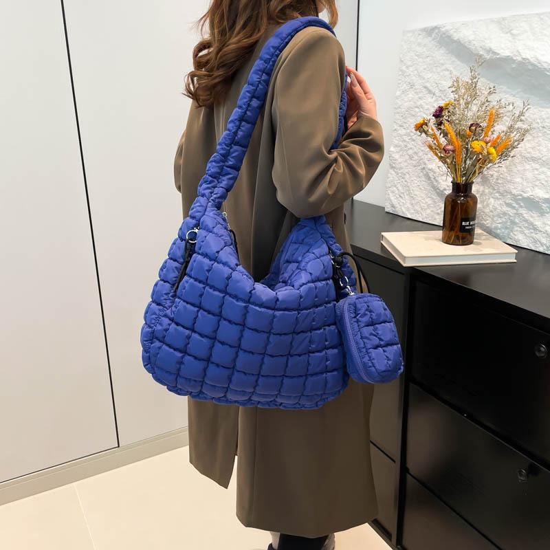 Gefaltete Wolkentasche Mode Buchstaben-Tasche Ein Schulter-Handheld Knödeltasche Daunenbaumwolle Achseltasche für Damen