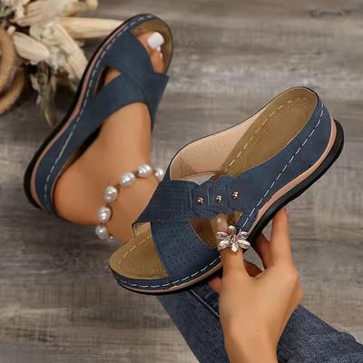 Chinelos de Plataforma com Rebites da Moda Mulher Tira Salto Médio Slides Mulher Sola Grossa Leve Antiderrapante Sapatos de Praia Sandálias Anabela