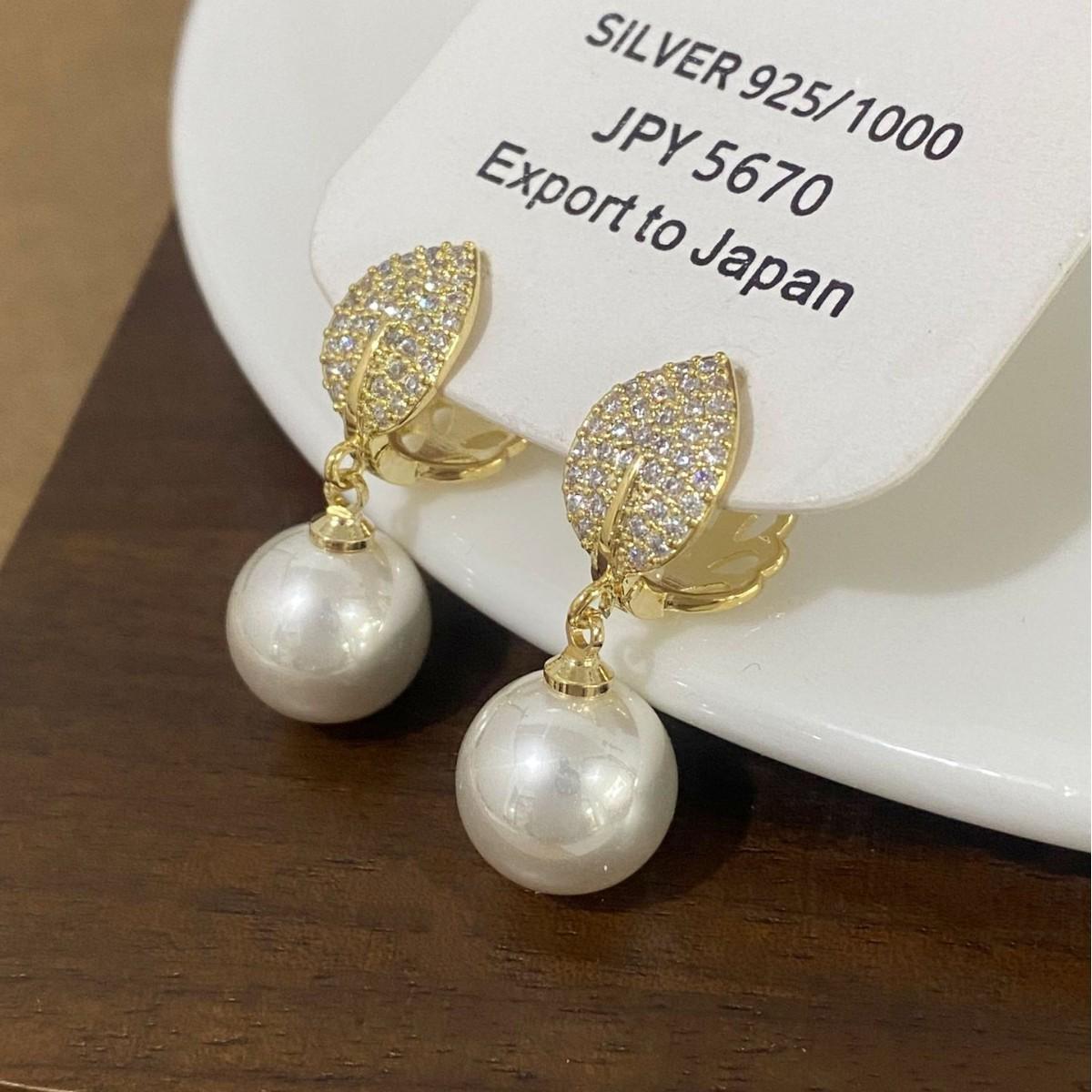 Elegant Women s Zirconia Leaf Pearl Ear Cuff – High-End French Luxury Earrings