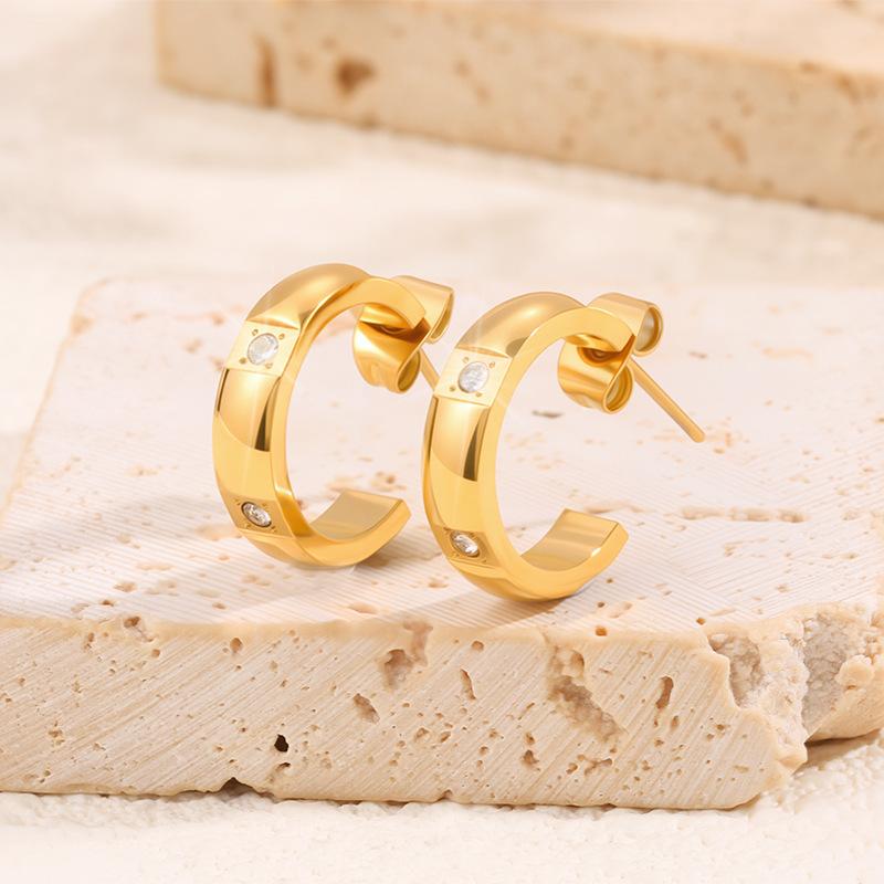 Titanium Steel Stud Earrings - Curved Four-leaf Clover Heart-shaped Diamond-studded Earrings for Women, Fashionable and Versatile Ear Studs.