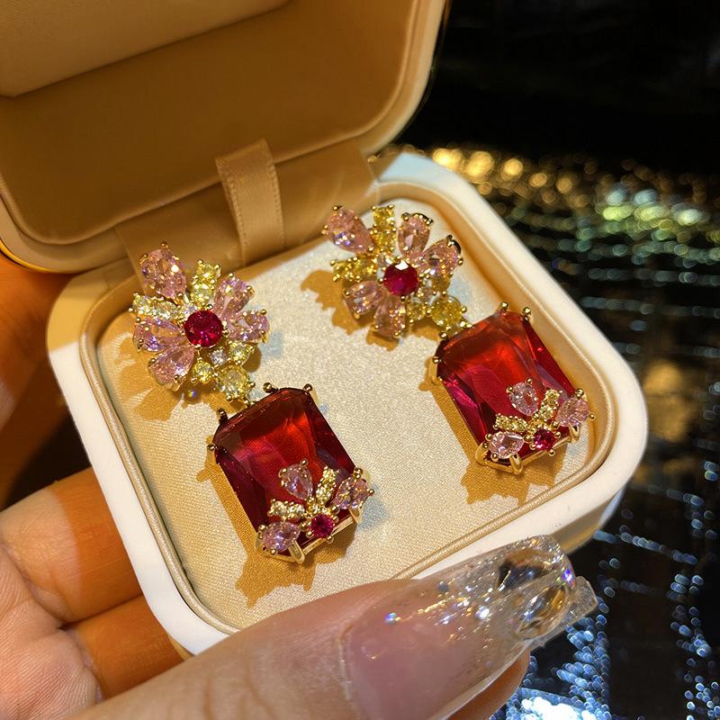 

Silver Needle Square Water Drop Zirconia Earrings, Retro Palace Style, High-End Fashion Versatile Ear Jewelry.