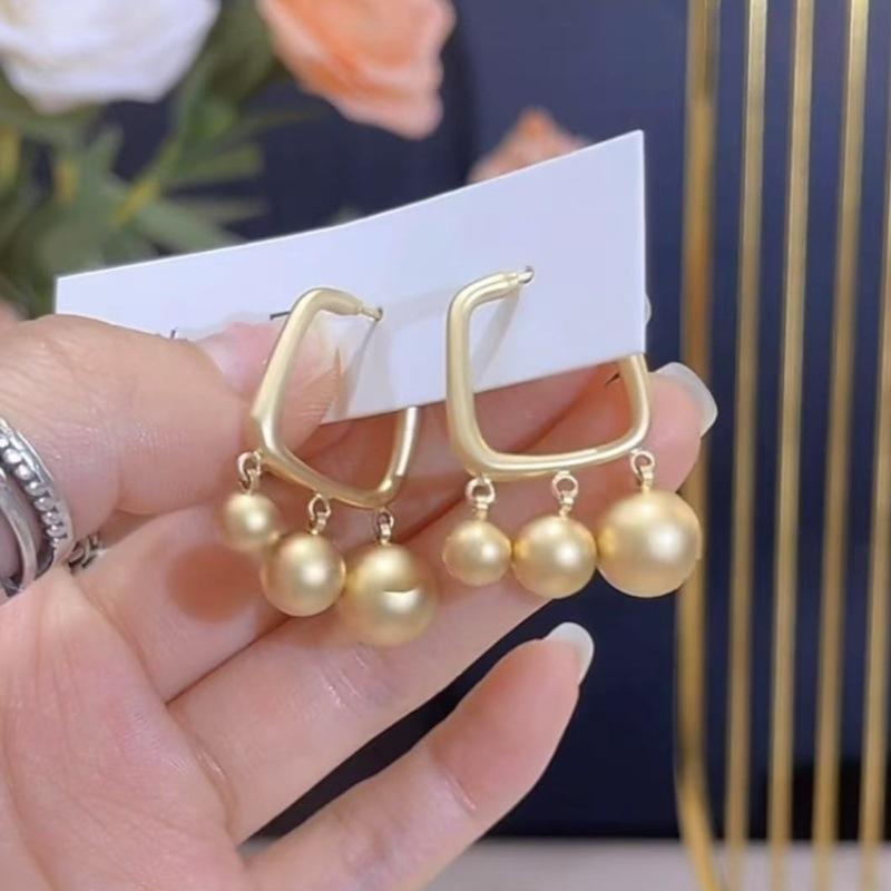 Gold brushed ball pendant earrings, individual cold wind design earrings, niche high-end earrings.