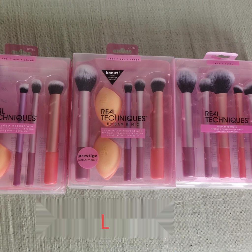 Complete RT Makeup Brush Set: Includes Blush, Blending, Eyeshadow Brushes, and Makeup Sponge.