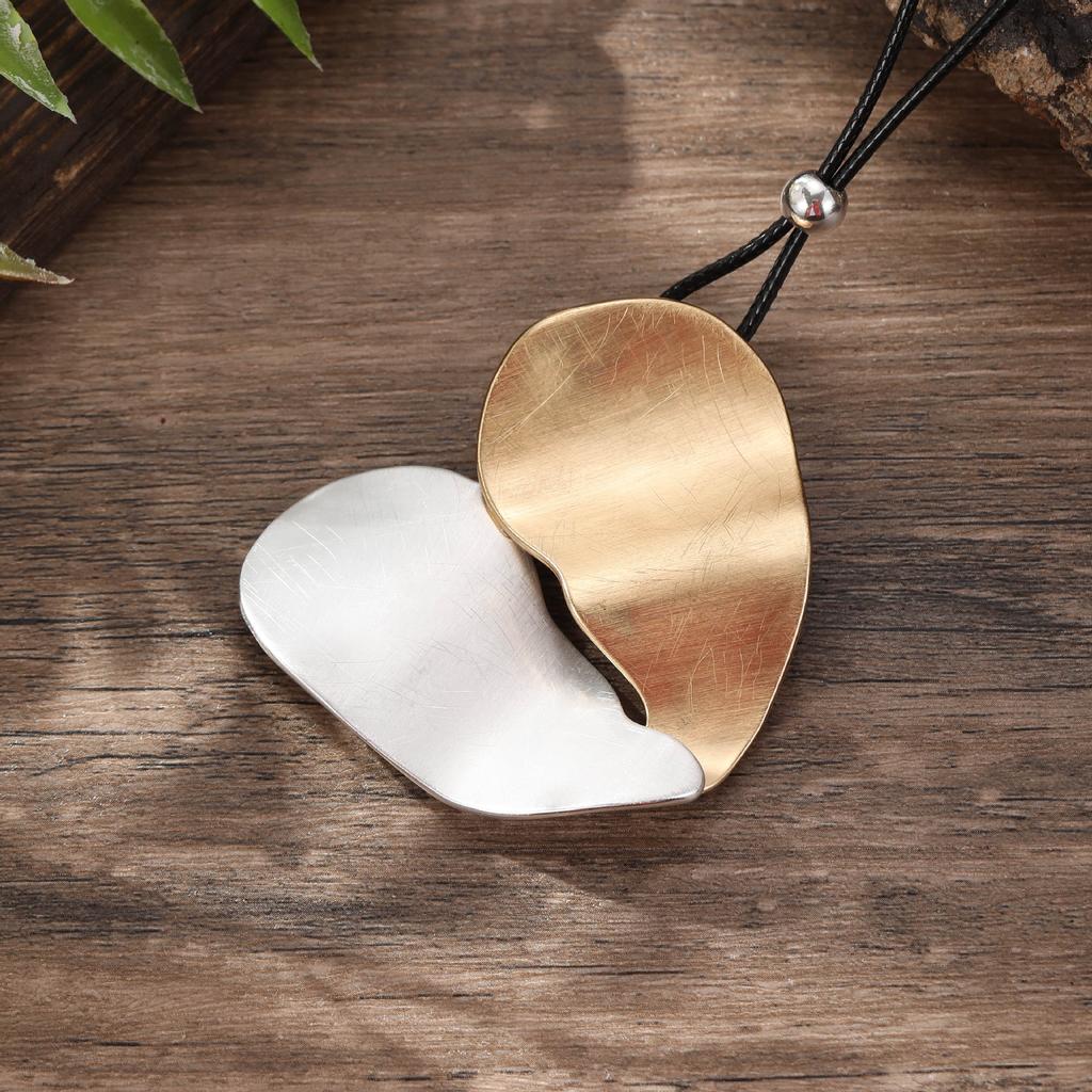New Two-color Brushed Love Leather Rope Long Pendant, Personalized and High-end Women's Heart-shaped Sweater Chain Necklace