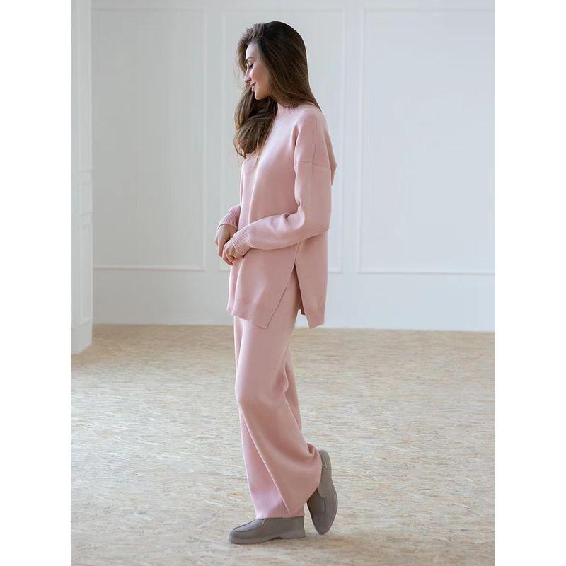 

Модный вязаный костюм с водолазкой и разрезами: вязаный свитер и брюки Pink M