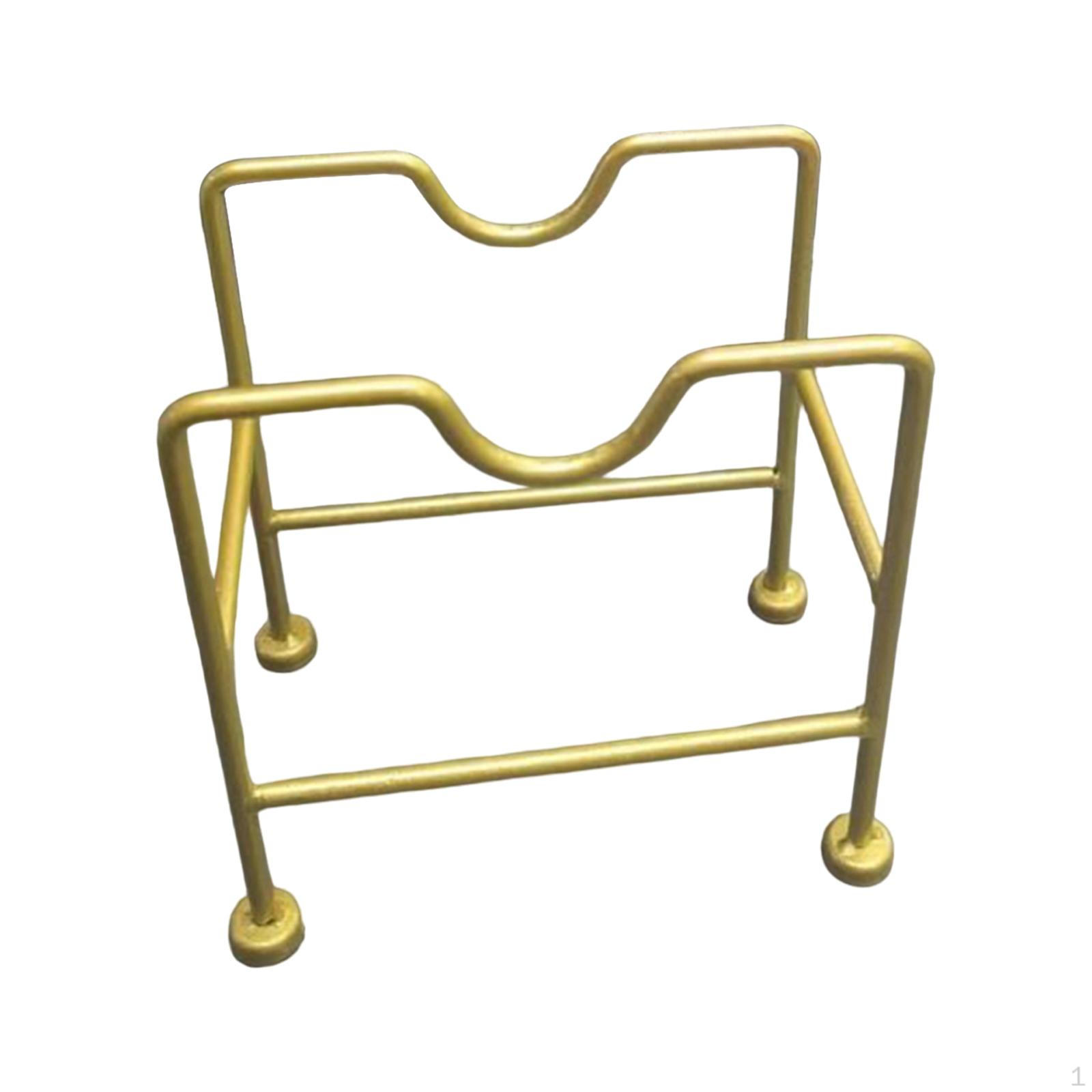 

Компактное решение для хранения гантелей в домашнем спортзале золотой