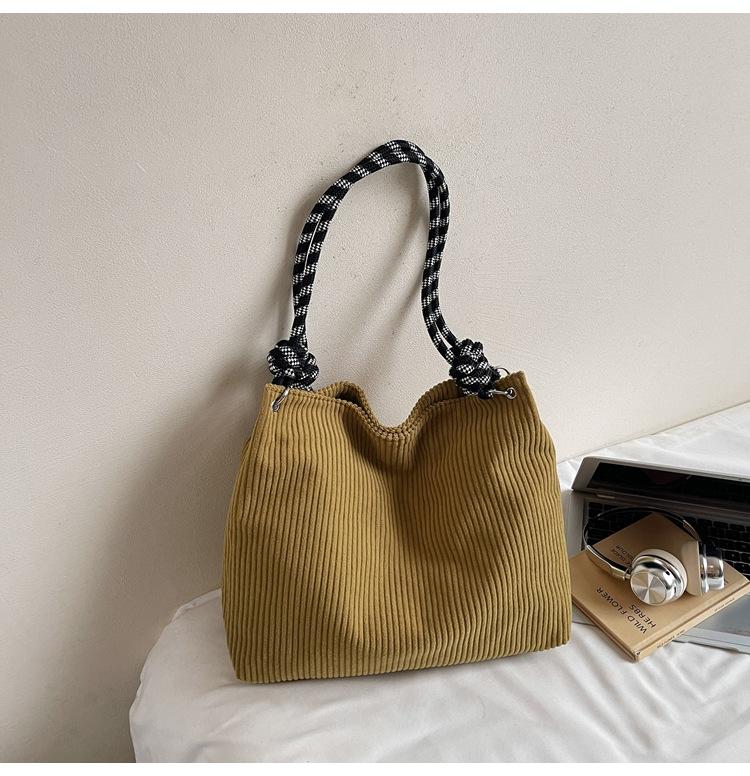 

Simple and fashionable extra-large bag for women 2025 new Korean version of casual velvet shoulder bag niche design commuter bag жёлтый