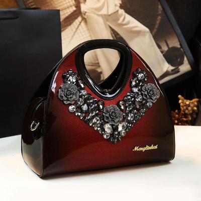 Borsa a mano elegante a forma di raviolo con strass: Crossbody di Alta Gamma in Vernice per Mamme alla Moda 2023