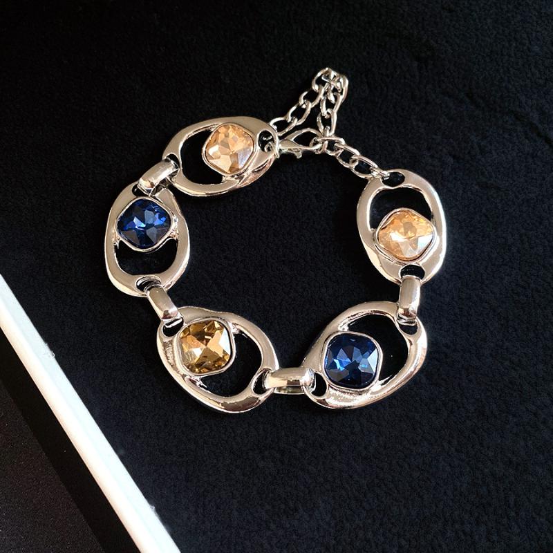 Stylish Women's Silver Bracelet Oval Link Vintage Style Chic Jewelry Ideal for Gifting