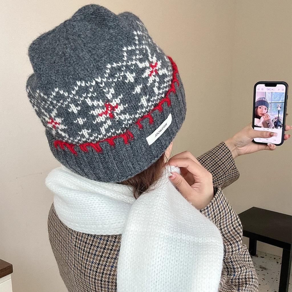 Retro Fair Isle Jacquard Woolen Hat for Men and Women in Autumn and Winter Versatile Face Showing Small Warm Ear Protection Cap