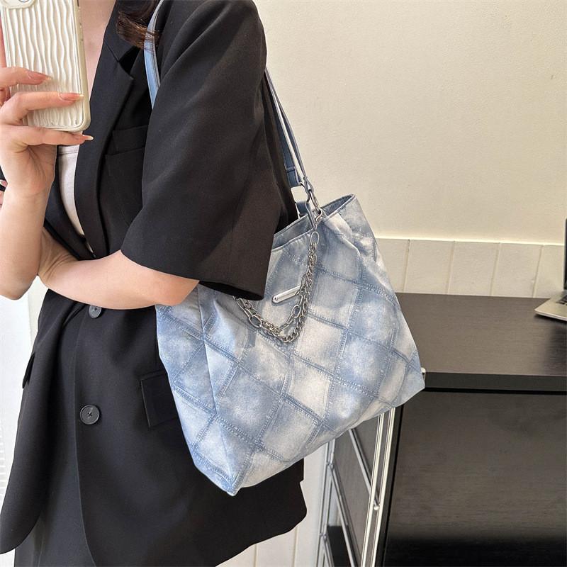 Trendy Large Capacity Women's Tote Bag In Fashionable Colors For Everyday Use And Casual Outings