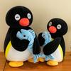 Neuestes Binggu Pinguin mit Fisch Plüschspielzeug - Niedlicher Schlafbegleiter Komfortpuppe Kissen Zimmer Sofa Dekoration Kissen Festival Geschenke